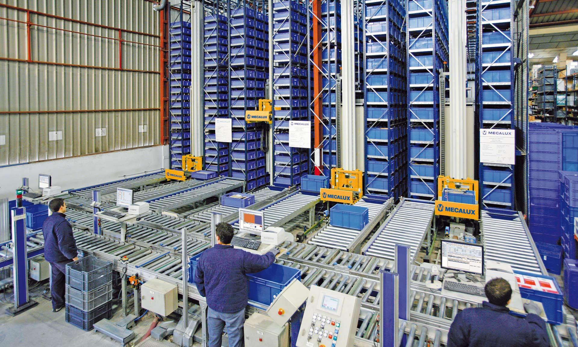 Les méthodes de préparation de commandes du produit vers l'homme combinent des systèmes automatisés et des postes de travail ergonomiques Les méthodes de préparation de commandes du produit vers l'homme combinent des systèmes automatisés et des postes de travail ergonomiques