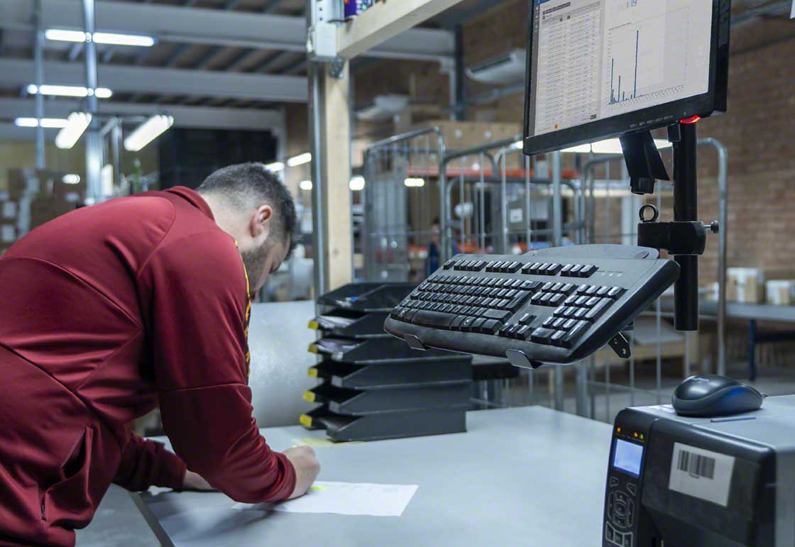 L'application de techniques d'amélioration continue assure la réduction des coûts logistiques et l'augmentation de la productivité de votre entrepôt L'application de techniques d'amélioration continue assure la réduction des coûts logistiques et l'augmentation de la productivité de votre entrepôt