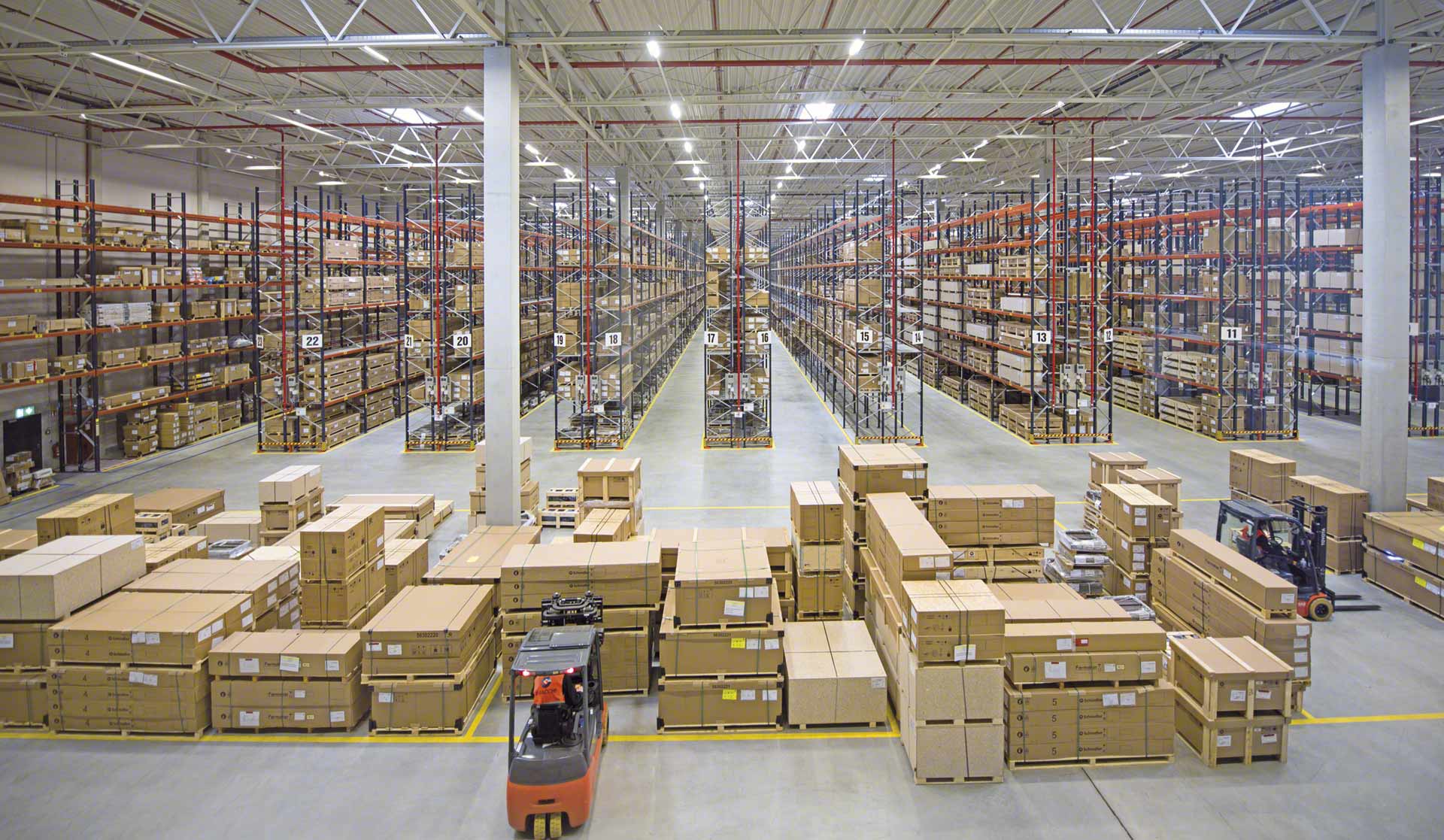 L'approvisionnement logistique fait référence à l'acquisition et au stockage de marchandises 