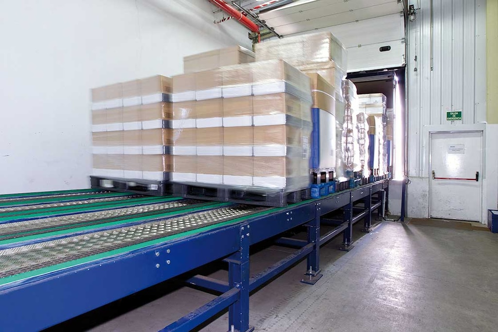 Les plateformes de déchargement automatique facilitent le transfert de la marchandise du camion vers la zone de réception