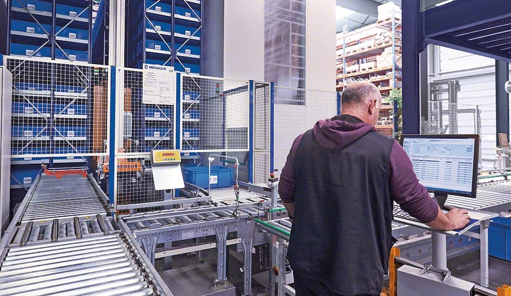 Le système de stockage automatisé miniload booste les performances de l’entrepôt e-commerce