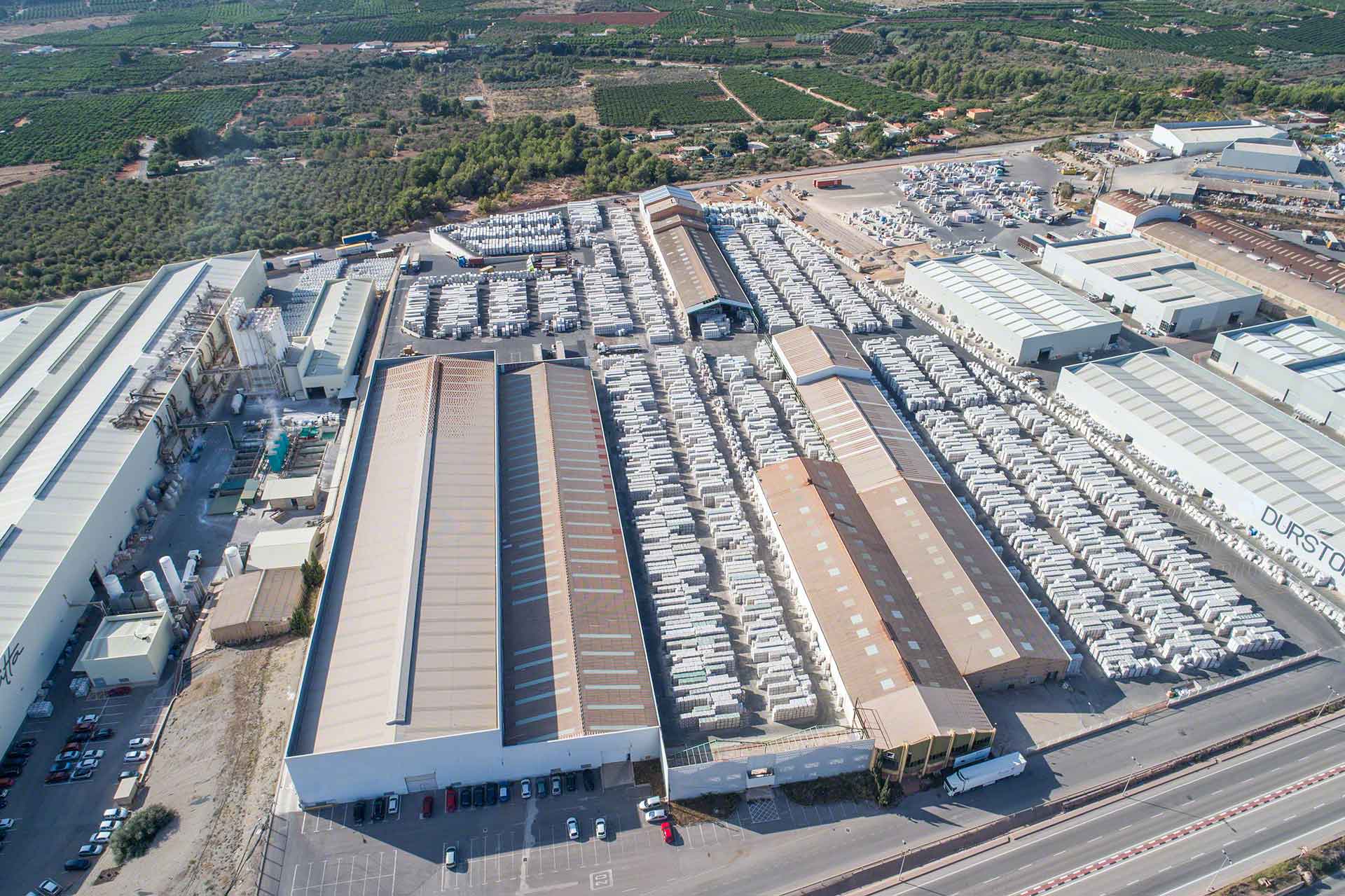 Le benchmarking logistique permet de comparer notre entrepôt aux bonnes pratiques du secteur Le benchmarking logistique permet de comparer notre entrepôt aux bonnes pratiques du secteur