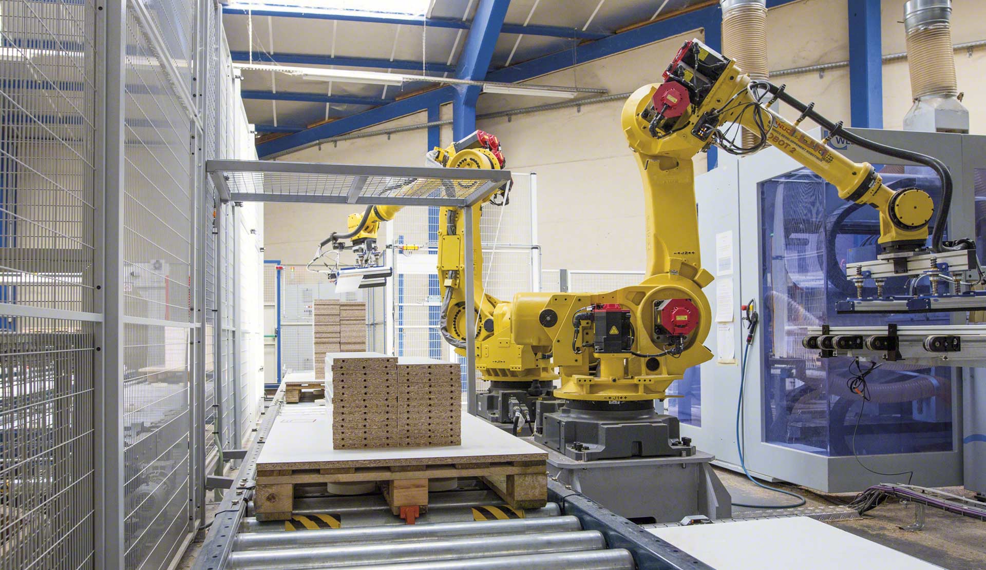 Les bras robotiques industriels remplissent des fonctions similaires à celles des bras humains Les bras robotiques industriels remplissent des fonctions similaires à celles des bras humains