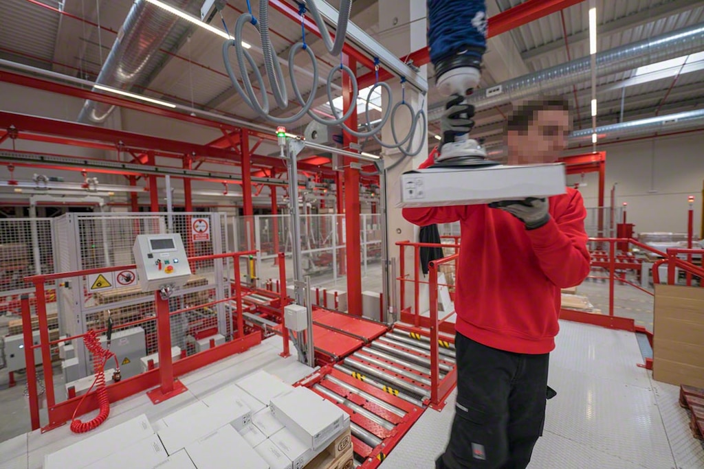 Les bras robotiques peuvent s'intégrer à une ligne d'assemblage ou un poste de picking afin de faciliter les processus dans l'entrepôt