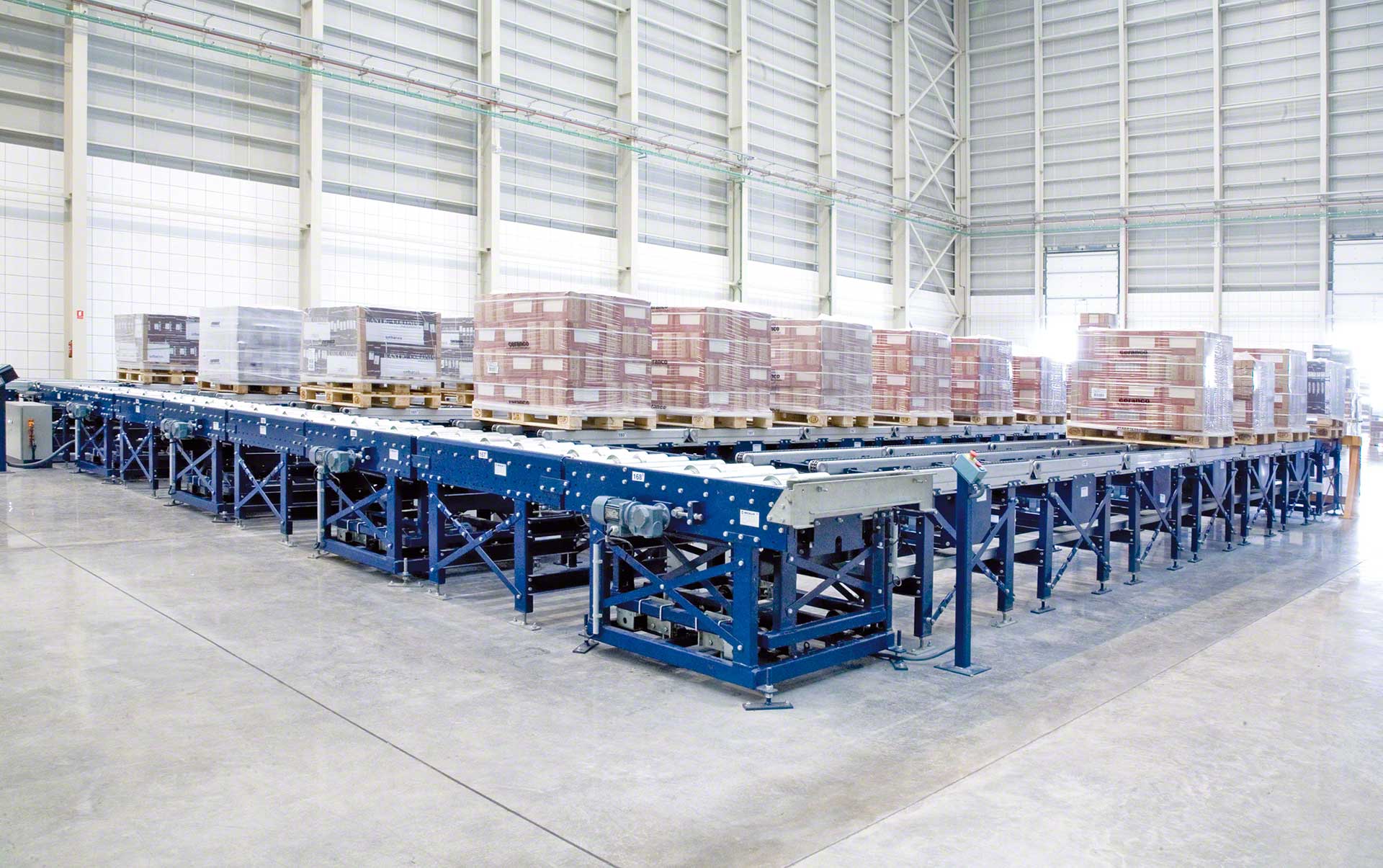 Les canaux d’accumulation permettent d’intégrer les palettes au processus de contrôle automatique des entrées et sorties de l’entrepôt Les canaux d’accumulation permettent d’intégrer les palettes au processus de contrôle automatique des entrées et sorties de l’entrepôt