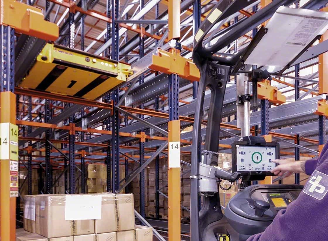 Le cariste gère la navette semi-automatisée « Pallet Shuttle » depuis son chariot élévateur Le cariste gère la navette semi-automatisée « Pallet Shuttle » depuis son chariot élévateur