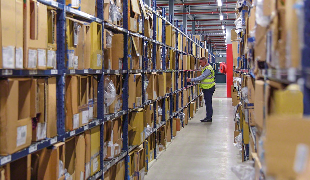 Dans le centre logistique de Decathlon de Northampton, 3 000 commandes internet sont préparées quotidiennement