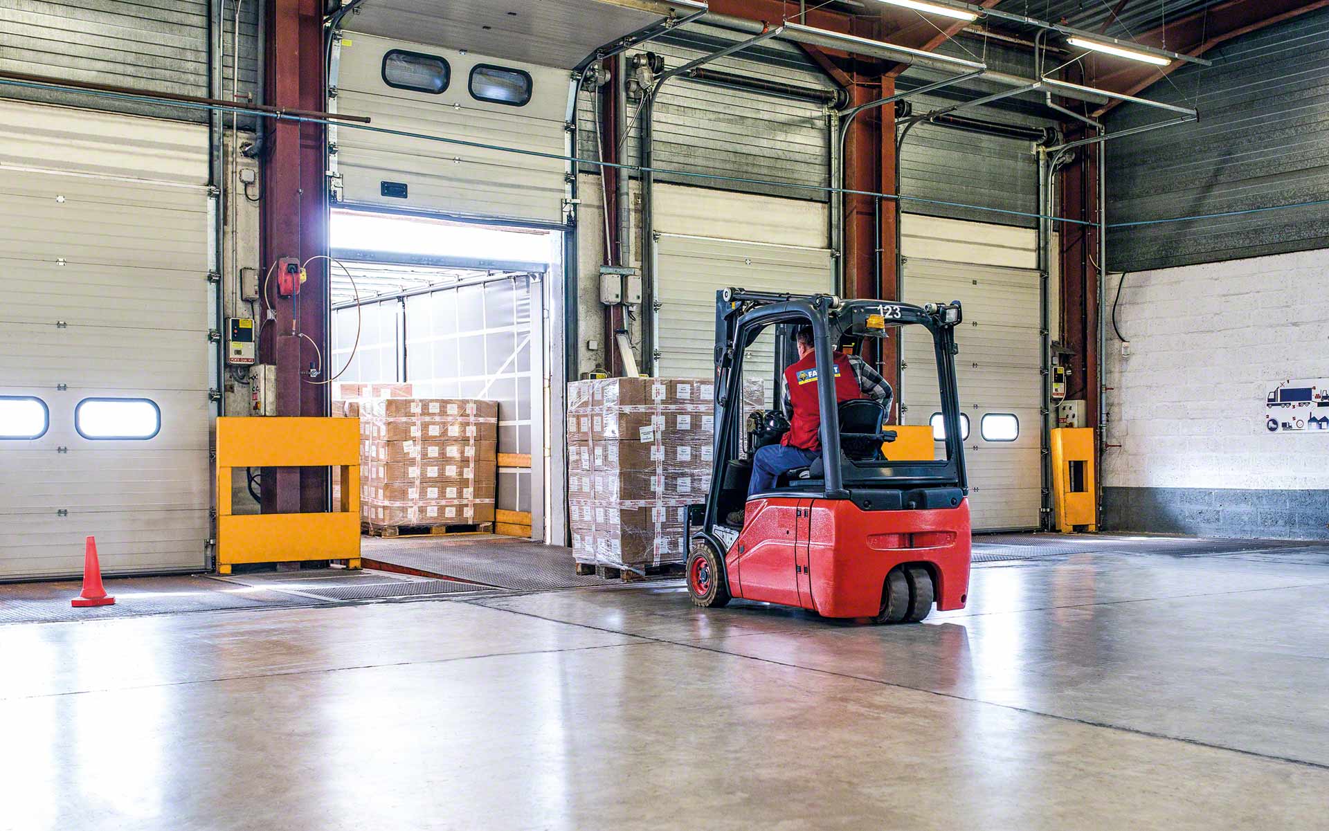 Le chargement du camion est le processus qui consiste à placer les marchandises dans le véhicule de transport Le chargement du camion est le processus qui consiste à placer les marchandises dans le véhicule de transport