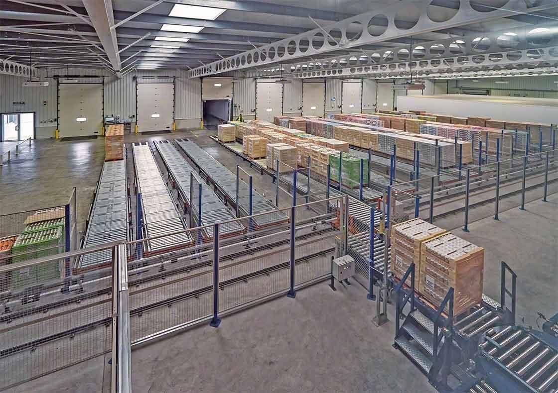 L'entrepôt de Dafsa en Espagne, a installé un circuit de convoyeurs qui assiste le processus de réception des marchandises. L'entrepôt de Dafsa en Espagne, a installé un circuit de convoyeurs qui assiste le processus de réception des marchandises.