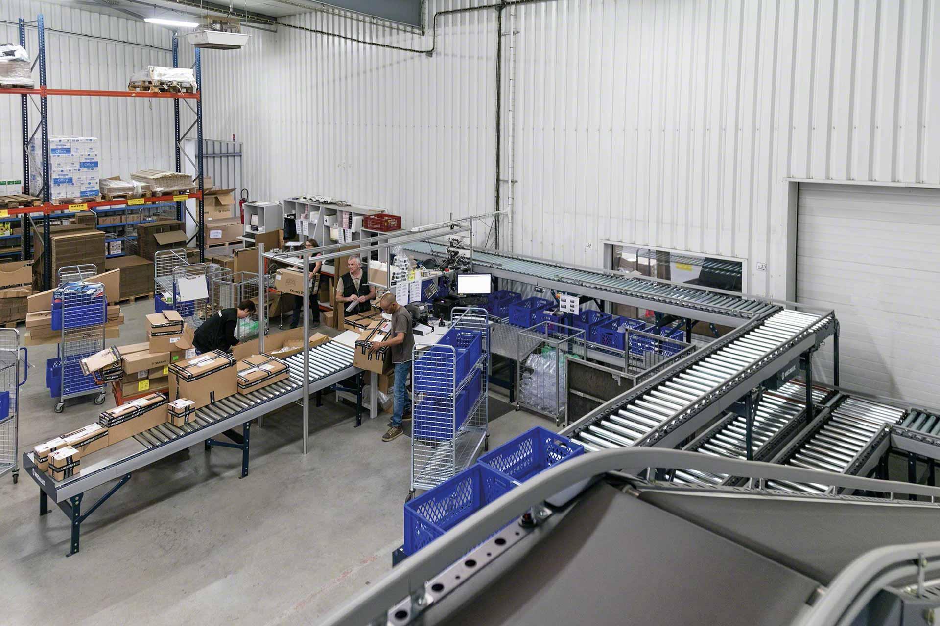 Les circuits de convoyeurs à rouleaux peuvent être installés dans la zone de préparation de commandes Les circuits de convoyeurs à rouleaux peuvent être installés dans la zone de préparation de commandes
