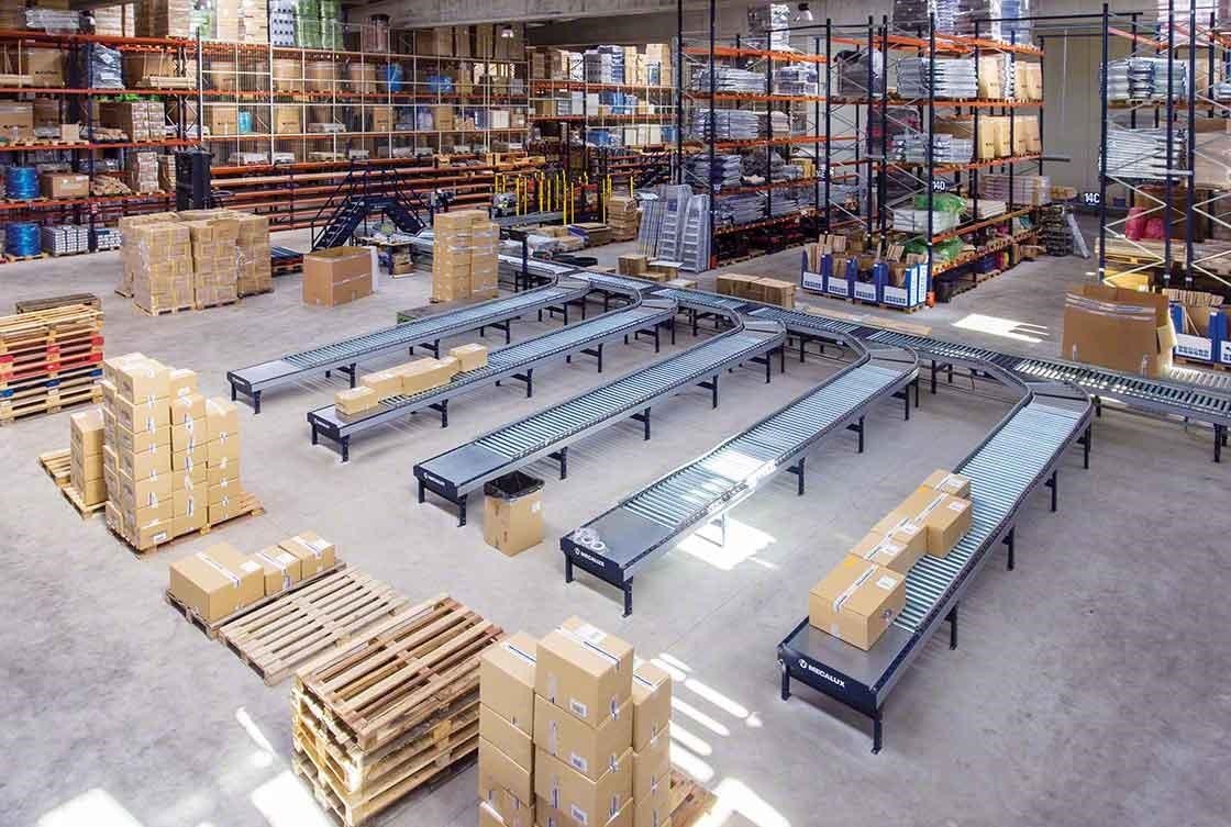 Les circuits de convoyeurs réduisent les déplacements en logistique e-commerce. Les circuits de convoyeurs réduisent les déplacements en logistique e-commerce.