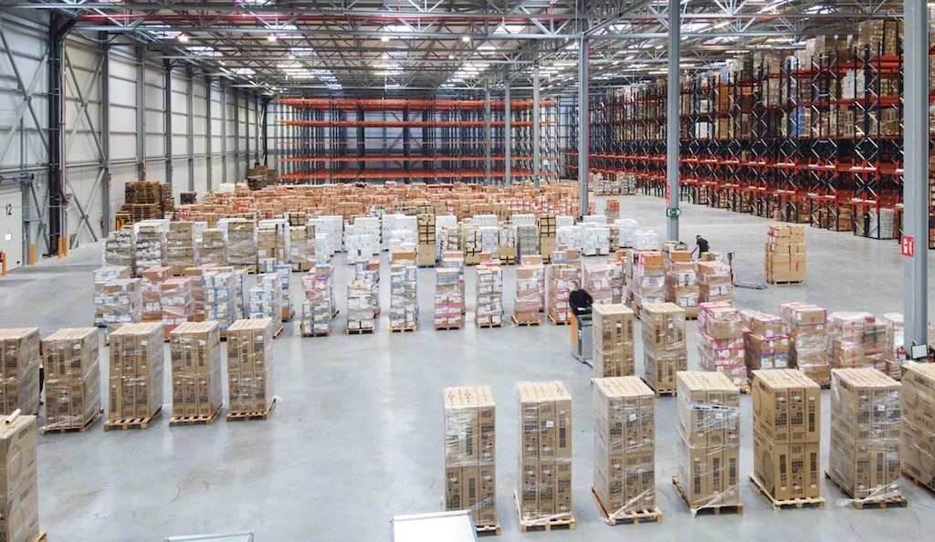 Un entrepôt qui fait du cross-docking dispose généralement d’une vaste zone qui sert de tampon temporaire pour les marchandises