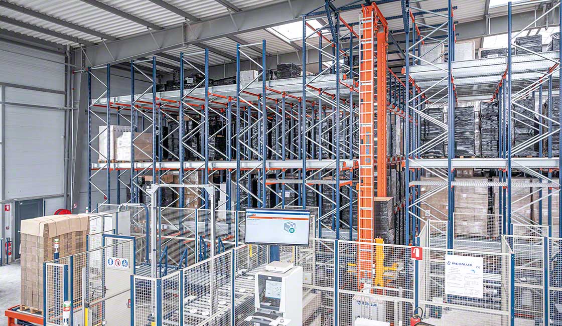 L’entrepôt automatisé de Verlhac Logistique a été construit dans une fosse de 2 mètres de profondeur afin de gagner en capacité de stockage
