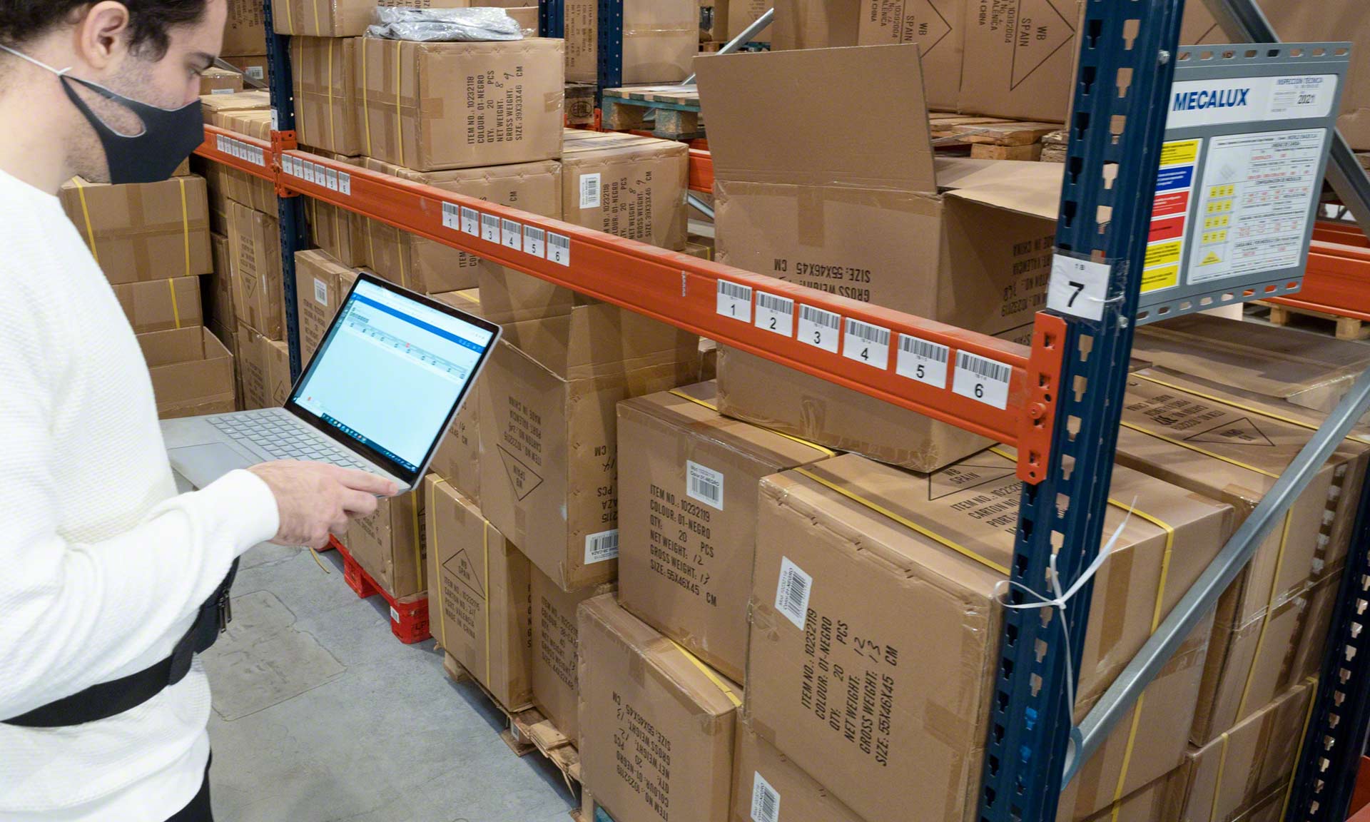 Le contrôle de stock consiste à organiser toute la marchandise dans un entrepôt Le contrôle de stock consiste à organiser toute la marchandise dans un entrepôt