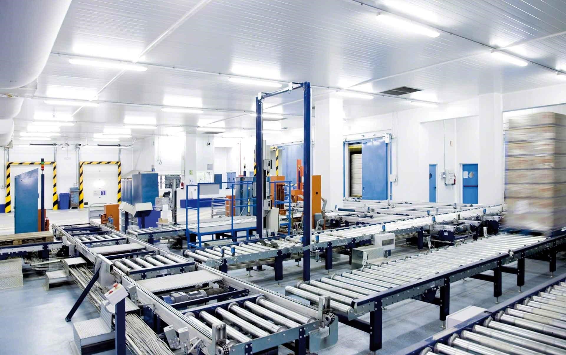 Les convoyeurs à palettes font partie des solutions idéales pour automatiser les processus logistiques Les convoyeurs à palettes font partie des solutions idéales pour automatiser les processus logistiques