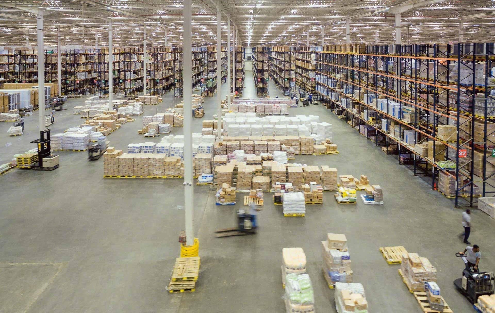 Un entrepôt qui utilise le cross-docking afin d’organiser ses flux logistiques Un entrepôt qui utilise le cross-docking afin d’organiser ses flux logistiques