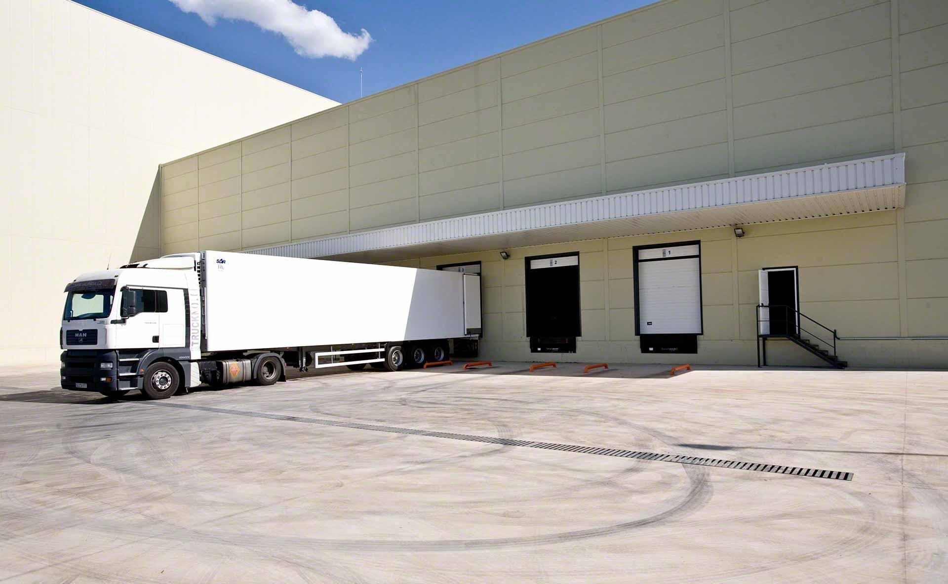 Les opérations de chargement et de déchargement sont essentielles au cross-docking. Les opérations de chargement et de déchargement sont essentielles au cross-docking.