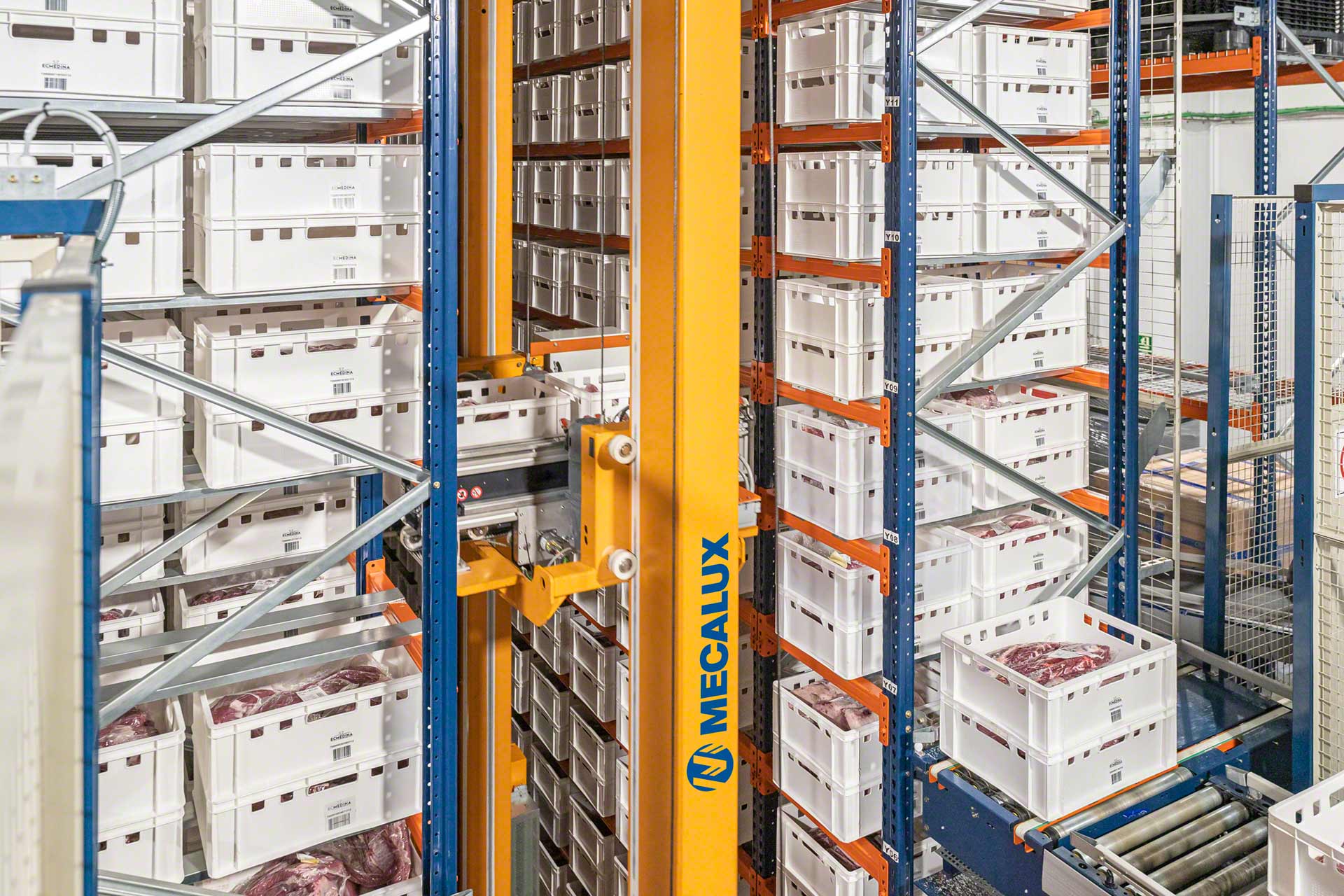 Le cycle combiné d'un transstockeur multiple le flux de marchandises dans un entrepôt automatisé Le cycle combiné d'un transstockeur multiple le flux de marchandises dans un entrepôt automatisé