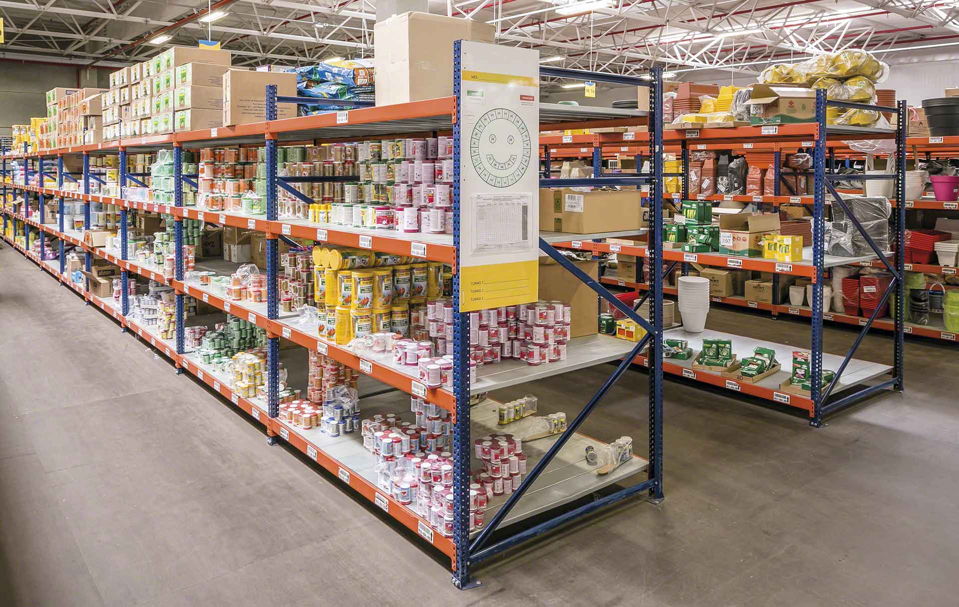 Les dark stores sont de grandes installations destinées au picking et ont généralement l'apparence d'un supermarché Les dark stores sont de grandes installations destinées au picking et ont généralement l'apparence d'un supermarché