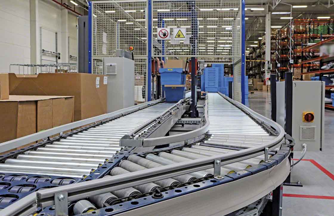 Les entreprises e-commerce installent des convoyeurs pour bacs afin d'accélérer des opérations telles que le stockage
