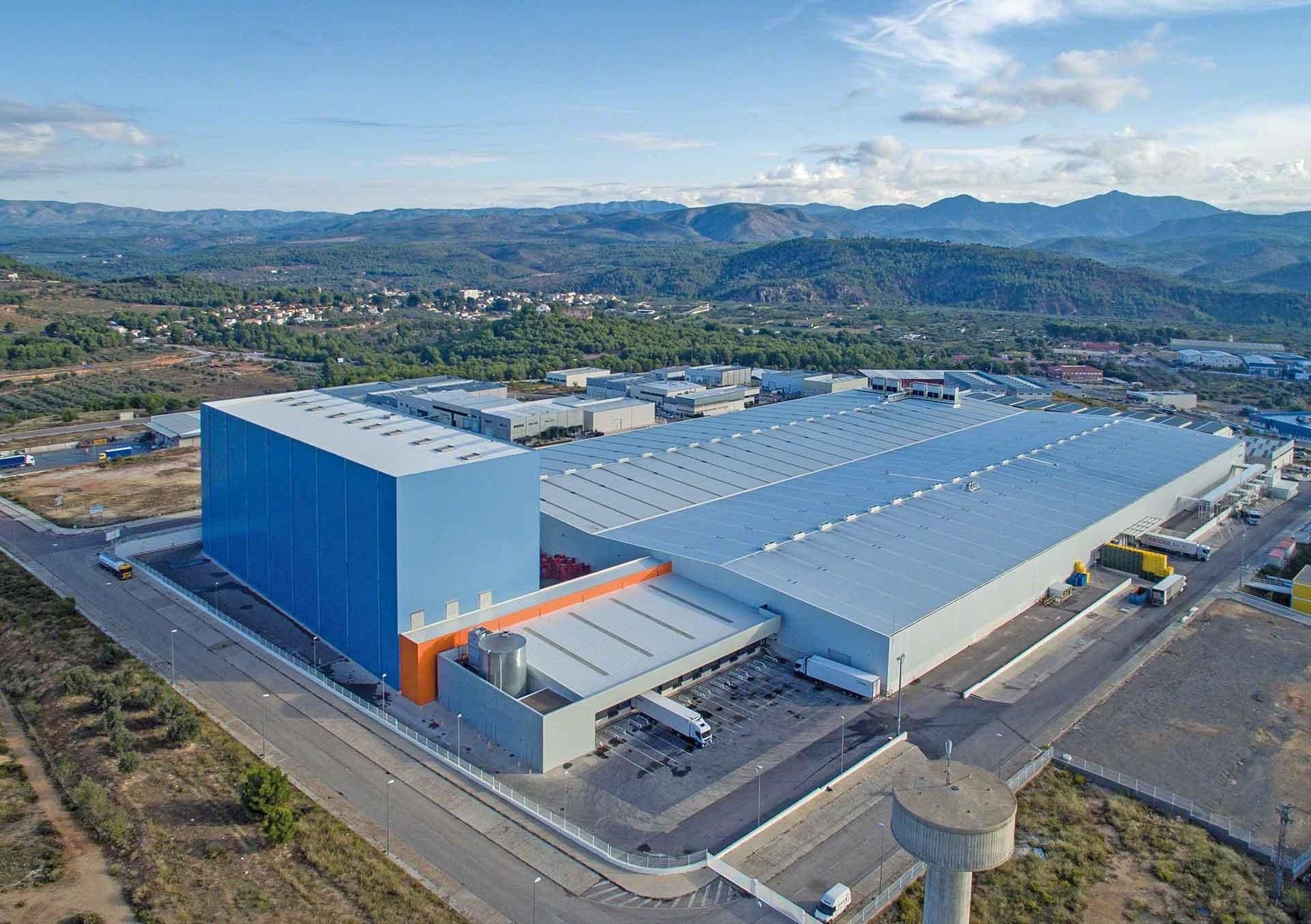 L'entrepôt de Dafsa est équipé de technologies de pointe et sa couleur discrète s’adapte à l’environnement L'entrepôt de Dafsa est équipé de technologies de pointe et sa couleur discrète s’adapte à l’environnement