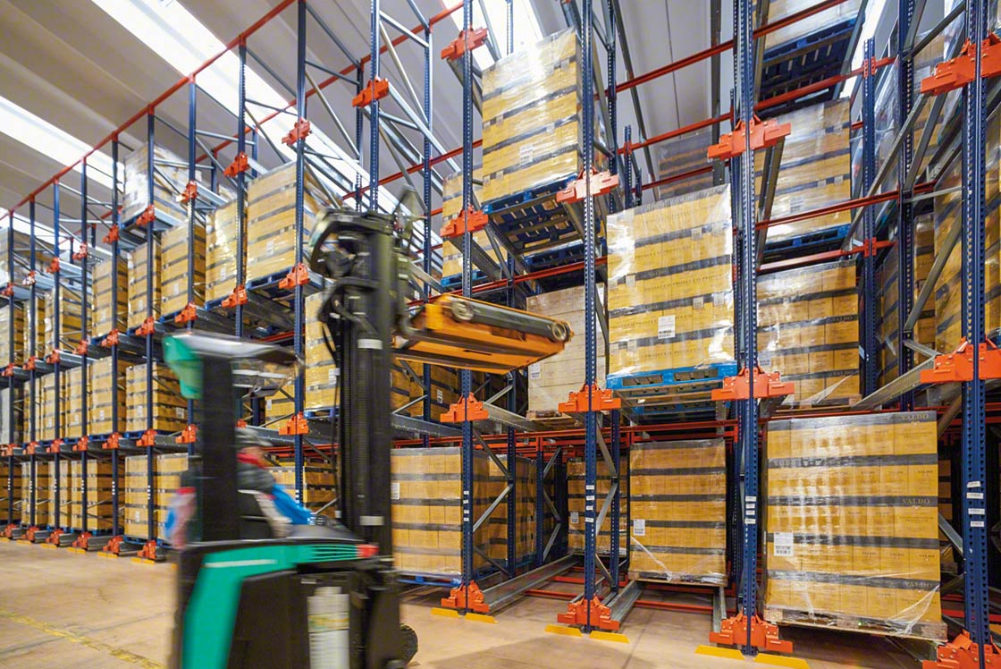 Dans un entrepôt douanier, le système Pallet Shuttle permet de stocker de nombreux produits dans un espace restreint