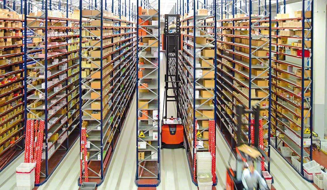 L’opérateur accède aux marchandises stockées aux emplacements supérieurs du rayonnage à l’aide d’un chariot préparateur de commandes