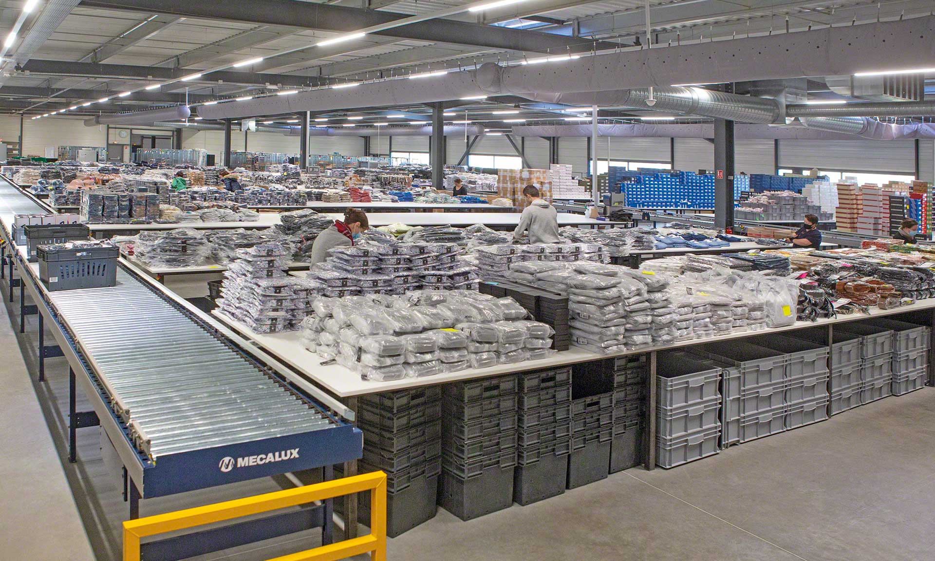 La principale opération d'un entrepôt e-commerce est la préparation des commandes La principale opération d'un entrepôt e-commerce est la préparation des commandes