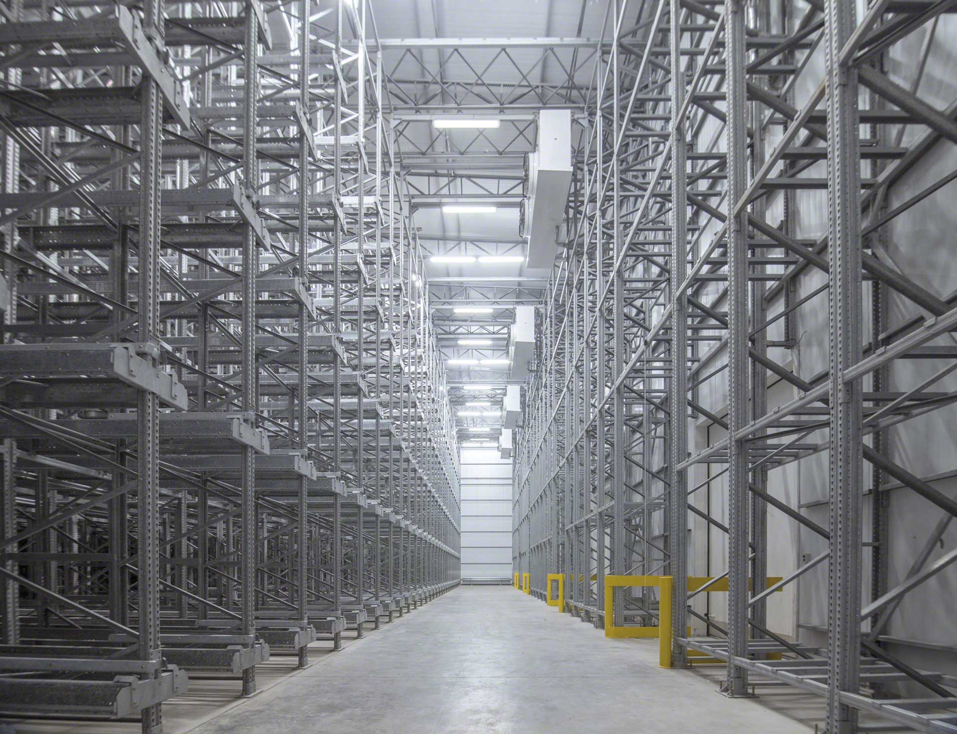 Un entrepôt frigorifique est une installation logistique qui génère du froid pour conserver la marchandise Un entrepôt frigorifique est une installation logistique qui génère du froid pour conserver la marchandise