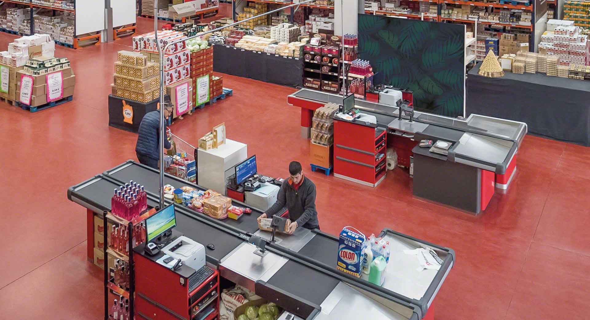 Certaines entreprises utilisent le modèle « cash & carry » avec un magasin physique à l’intérieur de leur entrepôt Certaines entreprises utilisent le modèle « cash & carry » avec un magasin physique à l’intérieur de leur entrepôt
