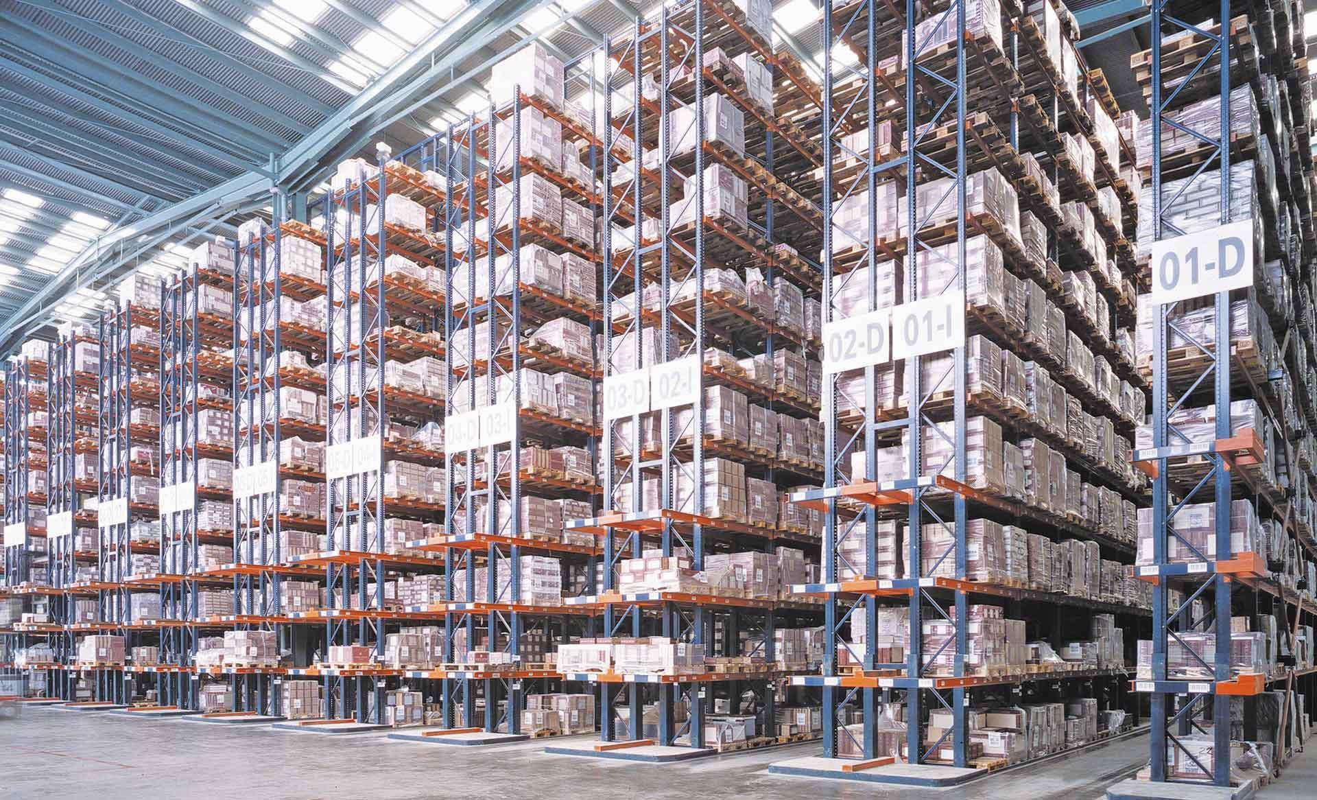 Entrepôt qui utilise un type de rayonnage classique Entrepôt qui utilise un type de rayonnage classique