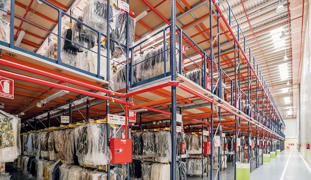 Les mezzanines et les rayonnages avec passerelles multiplient la capacité de stockage des entrepôts de vêtements