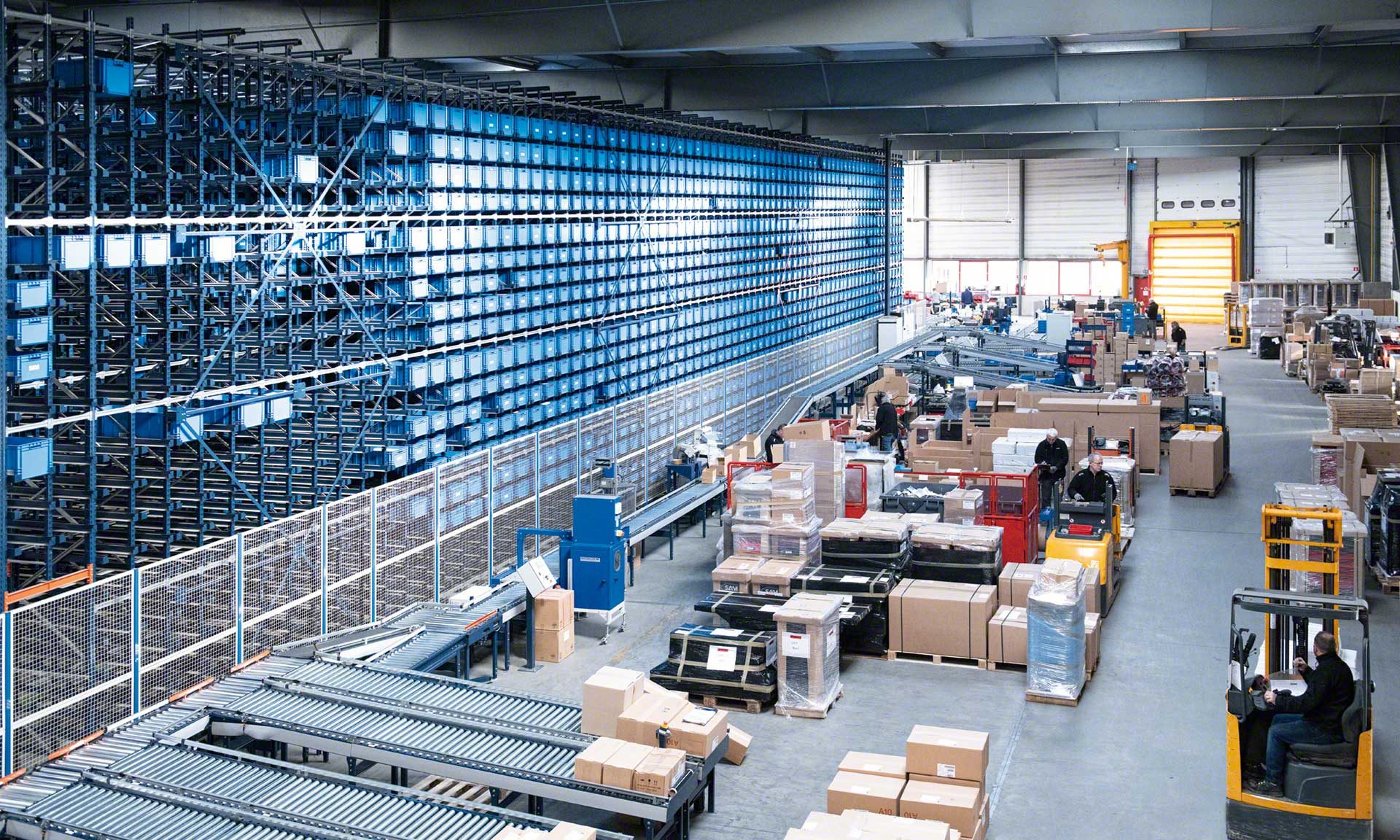 Les entrepôts urbains sont des installations logistiques situées proche des centres villes pour accélérer la livraison des commandes Les entrepôts urbains sont des installations logistiques situées proche des centres villes pour accélérer la livraison des commandes