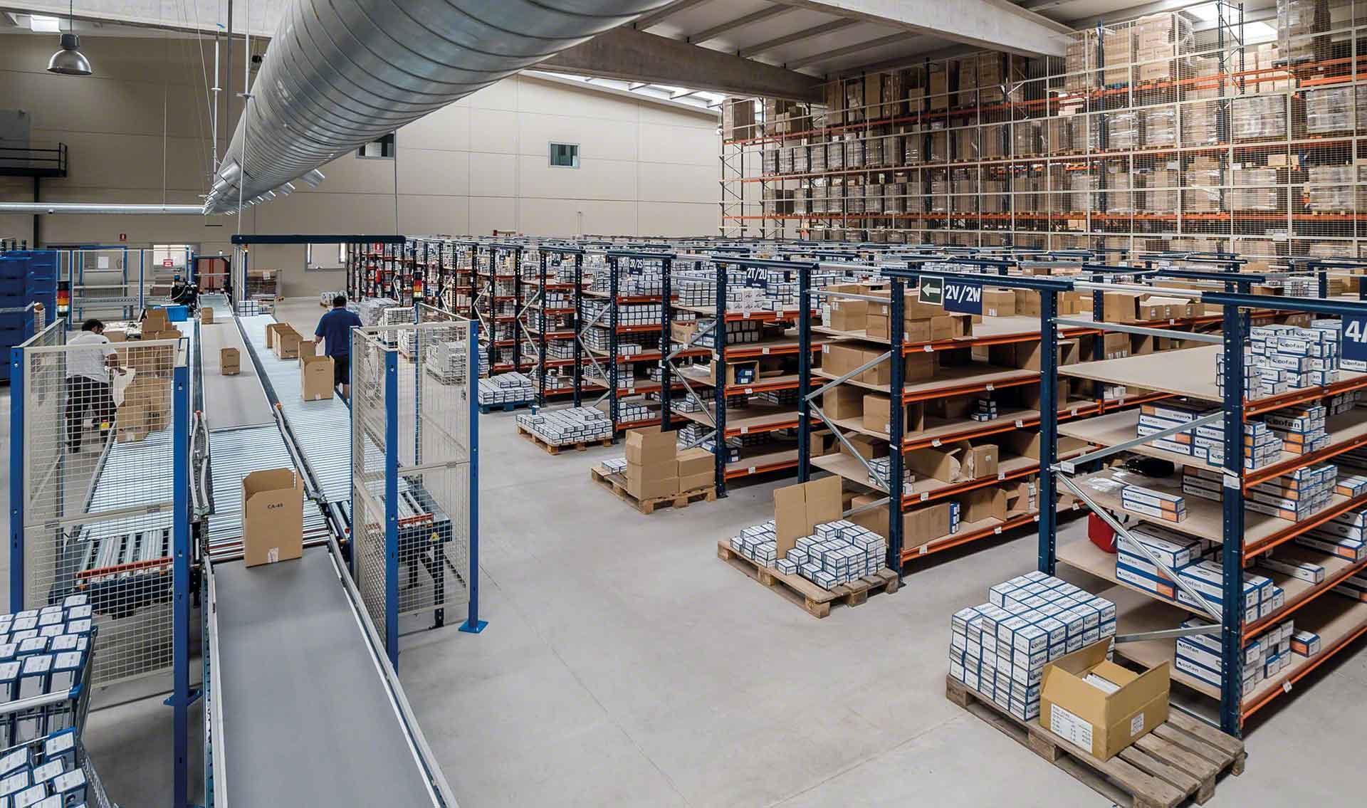 Les opérateurs logistiques réalisent la dernière étape de la procédure de préparation de commandes dans la zone annexe aux têtes de rayonnages Les opérateurs logistiques réalisent la dernière étape de la procédure de préparation de commandes dans la zone annexe aux têtes de rayonnages