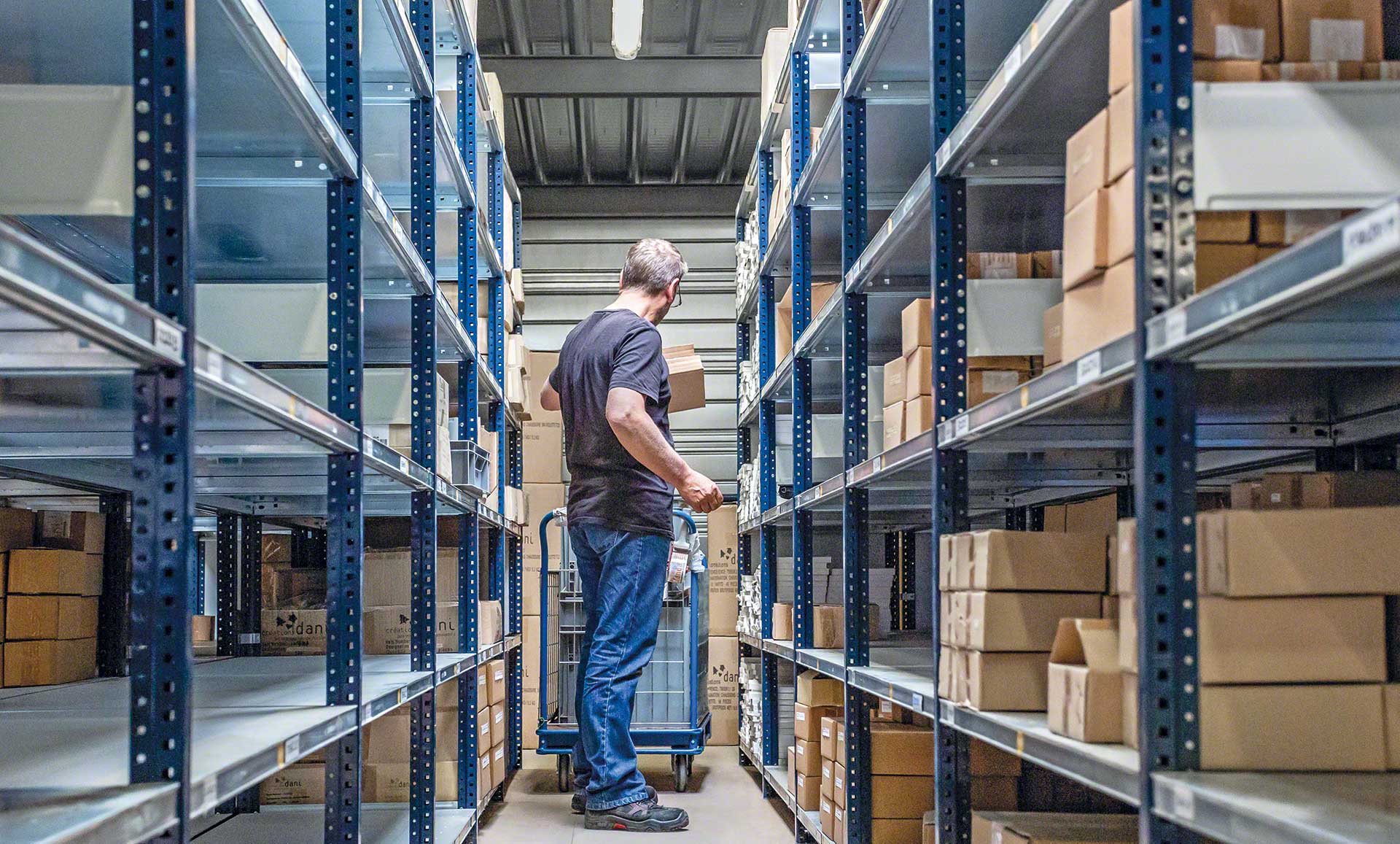 La gestion de stock est une opération qui consiste à organiser et à contrôler les stock de l'entrepôt La gestion de stock est une opération qui consiste à organiser et à contrôler les stock de l'entrepôt