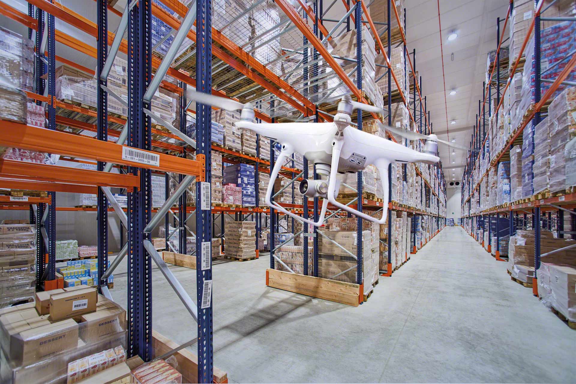 Gérer l'inventaire à l'aide de drones permet d'assurer un suivi efficace des stocks Gérer l'inventaire à l'aide de drones permet d'assurer un suivi efficace des stocks