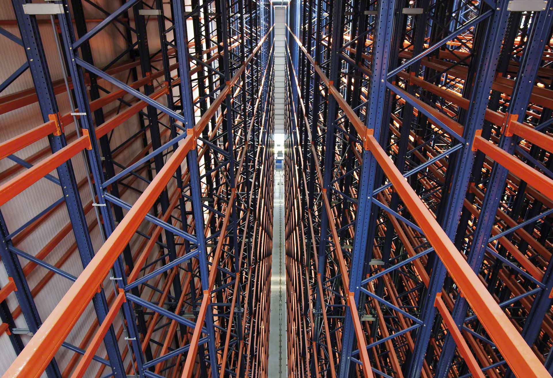 Utiliser la hauteur est une manière de résoudre le manque d’espace dans un entrepôt qui devient trop petit Utiliser la hauteur est une manière de résoudre le manque d’espace dans un entrepôt qui devient trop petit