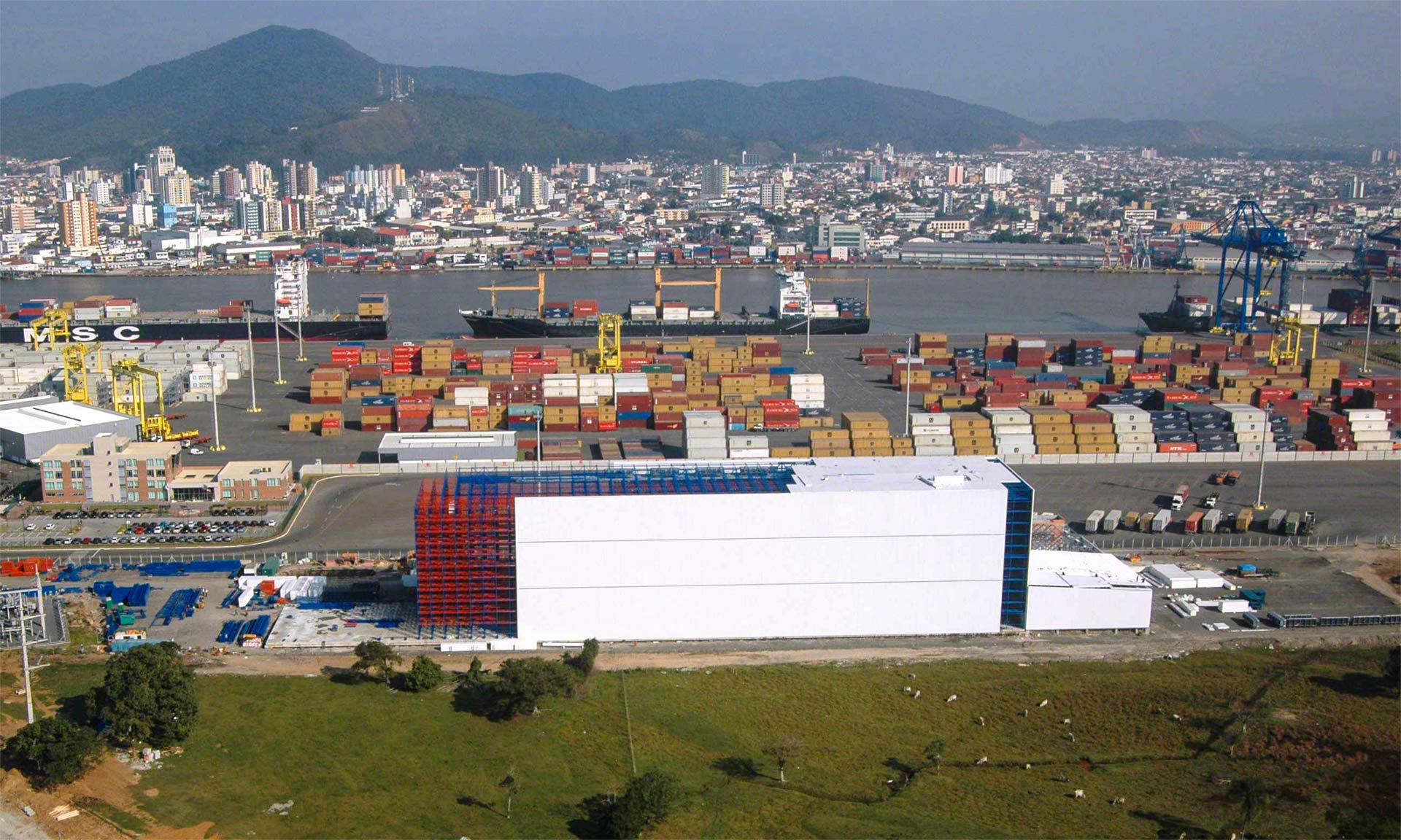 Les hubs logistiques sont des installations logistiques situées dans des zones stratégiques Les hubs logistiques sont des installations logistiques situées dans des zones stratégiques
