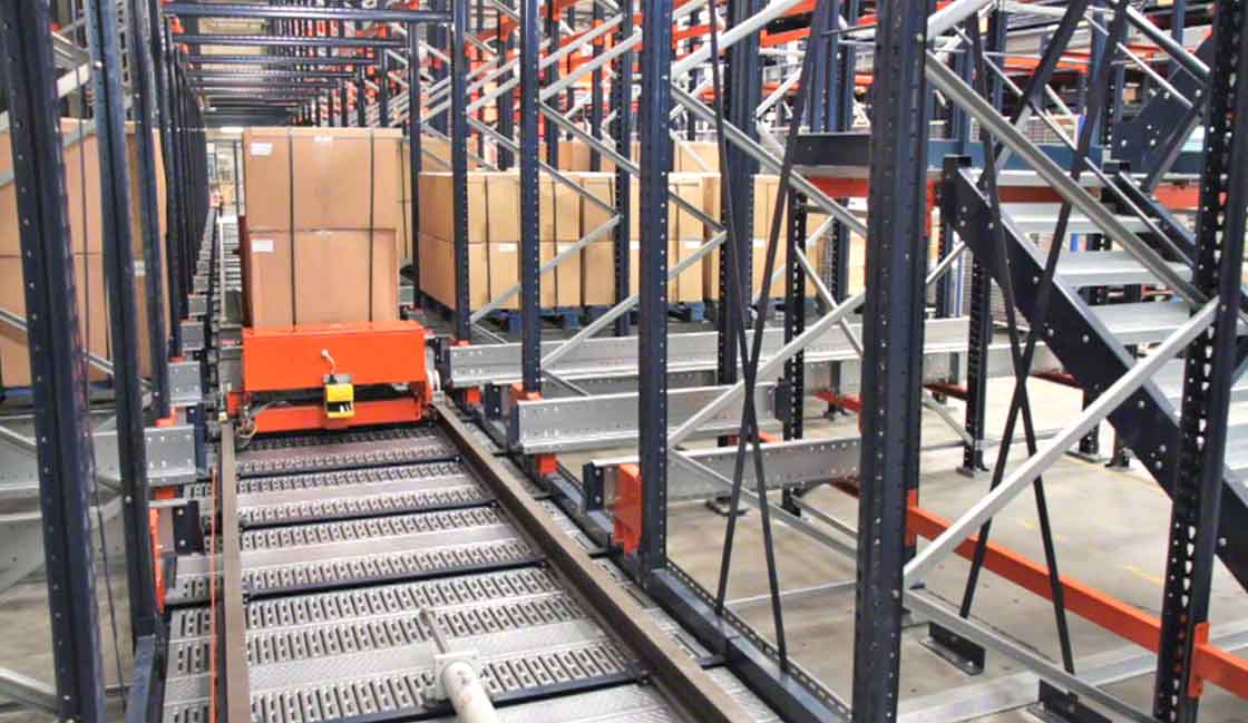 La navette motorisée « Pallet Shuttle » est un bon exemple d’intervention de l'intelligence artificielle en Supply Chain et en logistique. La navette motorisée « Pallet Shuttle » est un bon exemple d’intervention de l'intelligence artificielle en Supply Chain et en logistique.