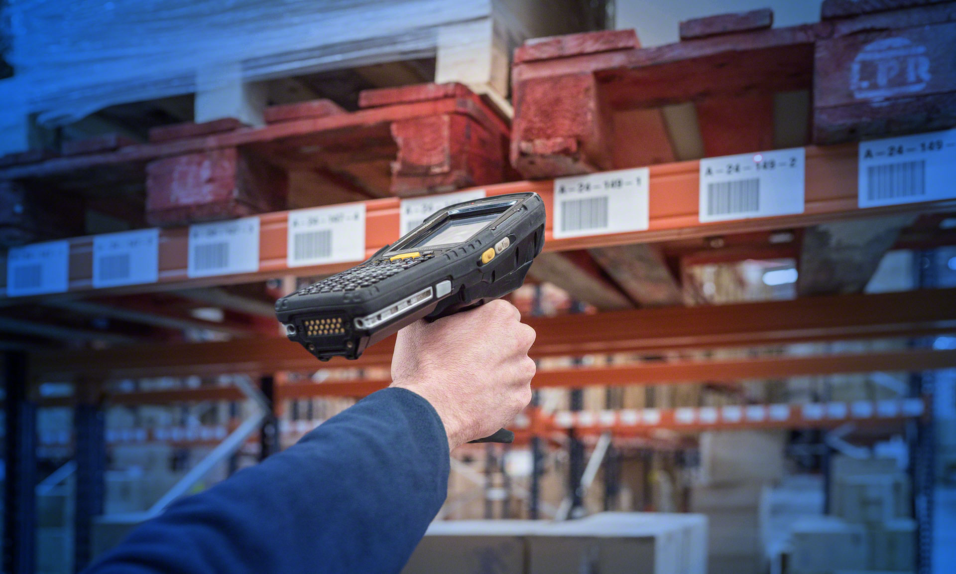 Les opérateurs utilisent des pistolets à radiofréquences pour réaliser l'inventaire dans l'entrepôt
