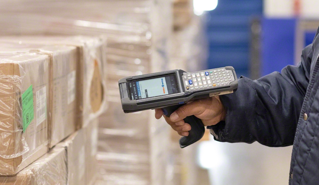 Un logiciel de gestion d’entrepôt est connecté au terminal RFID pour accélérer le processus de réception des marchandises