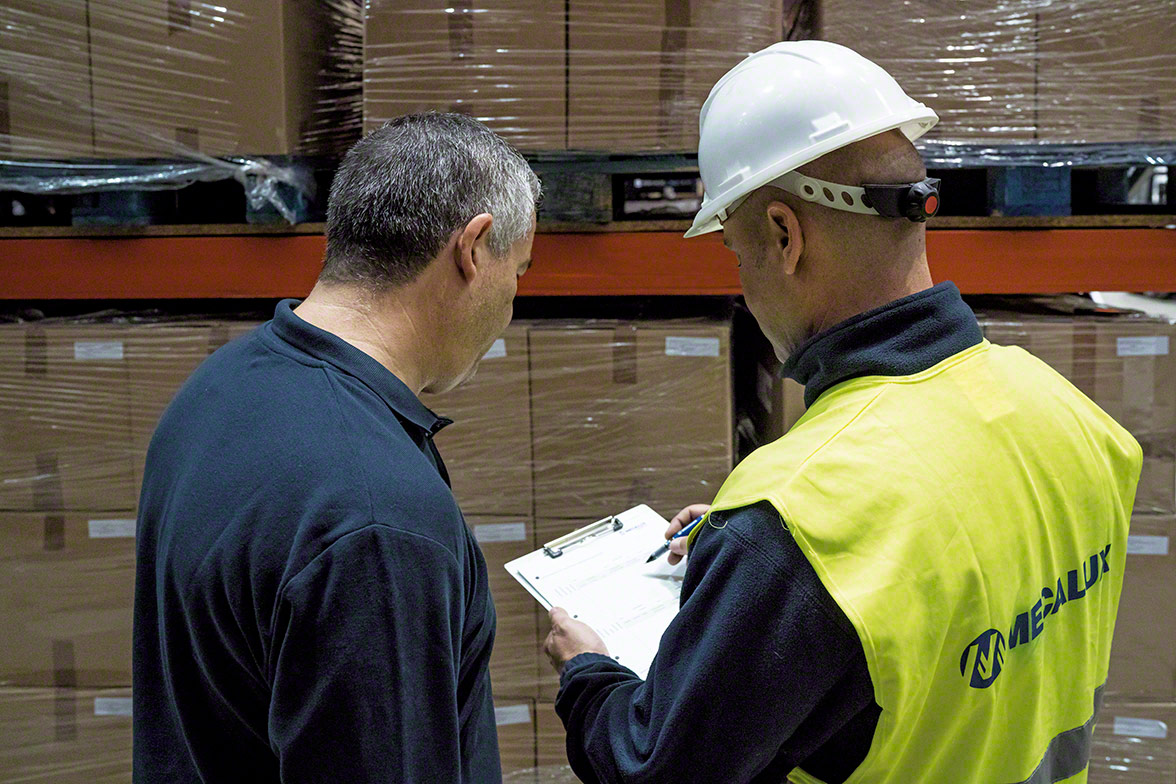 Logisticiens qui améliorent leur gestion d’entrepôt Logisticiens qui améliorent leur gestion d’entrepôt