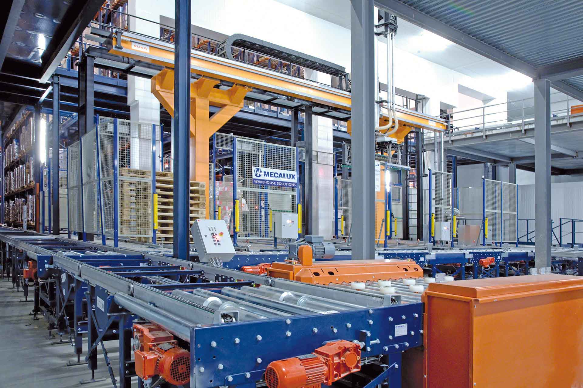 Entrepôt utilisant la manutention continue grâce à des convoyeurs industriels Entrepôt utilisant la manutention continue grâce à des convoyeurs industriels