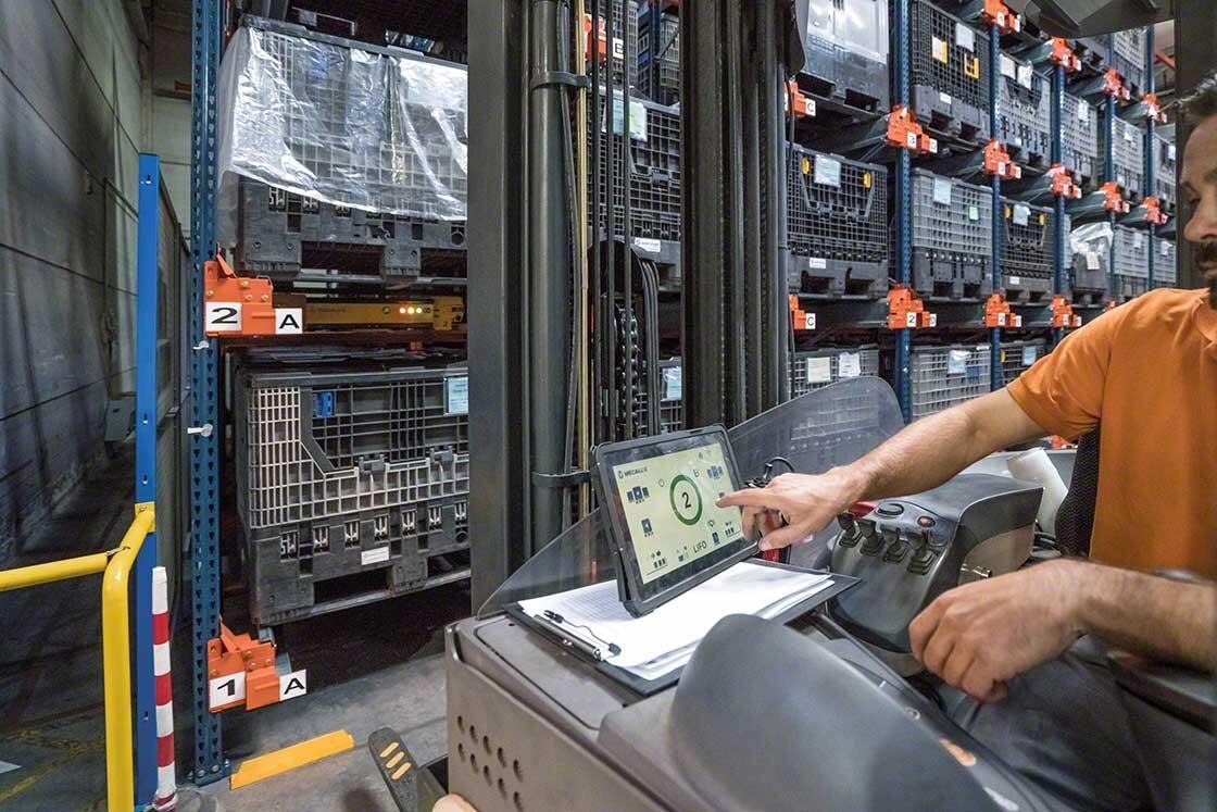 Un manutentionnaire contrôle le Pallet Shuttle depuis son chariot grâce à une tablette. Un manutentionnaire contrôle le Pallet Shuttle depuis son chariot grâce à une tablette.