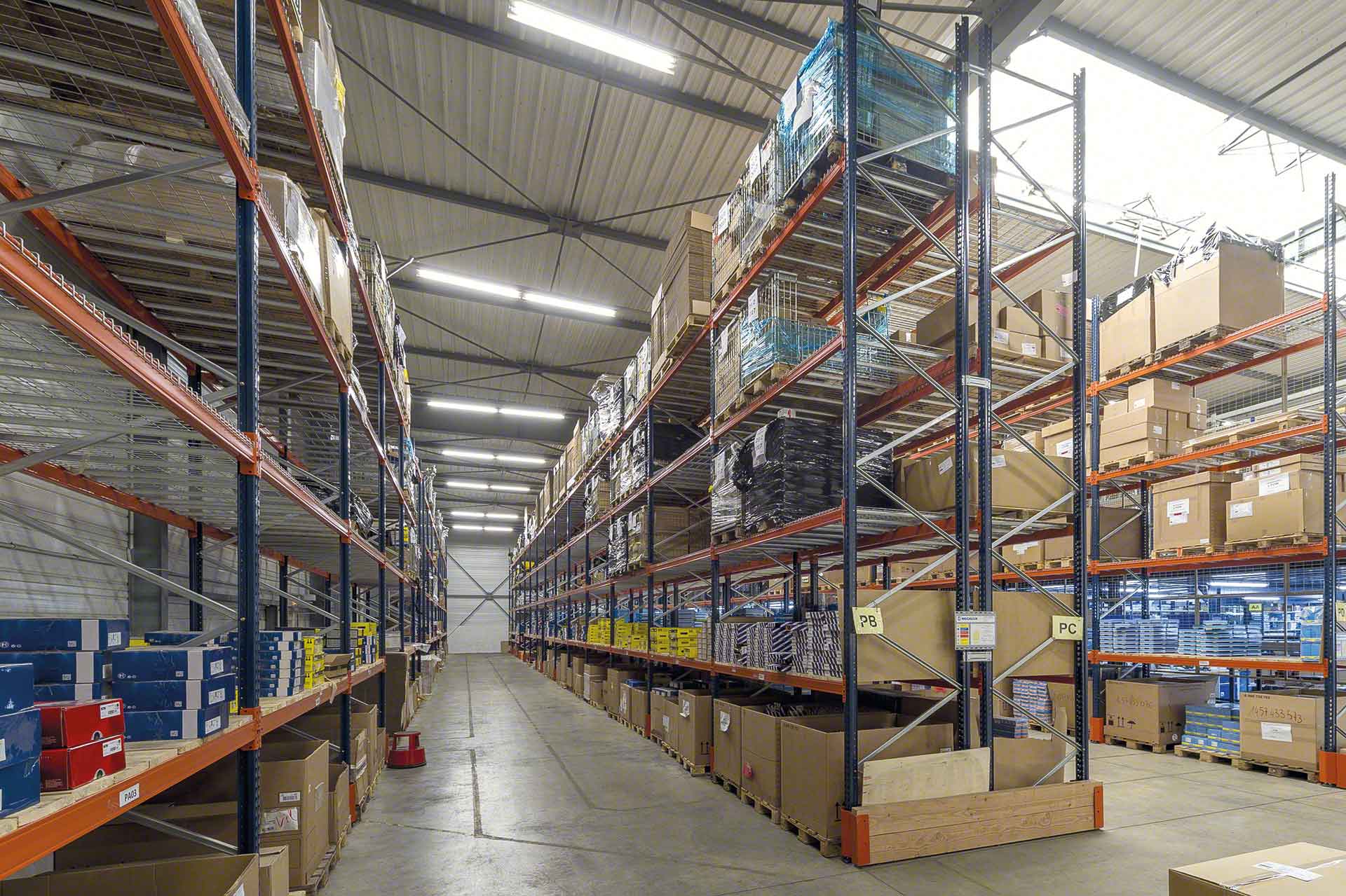 Marchandises stockées sur des rayonnages industriels.jpg Marchandises stockées sur des rayonnages industriels.jpg