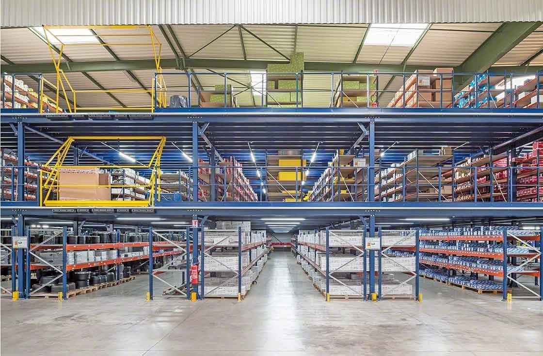 Aperçu des trois étages de stockage de l’entrepôt de PAVI-Groupauto Aperçu des trois étages de stockage de l’entrepôt de PAVI-Groupauto