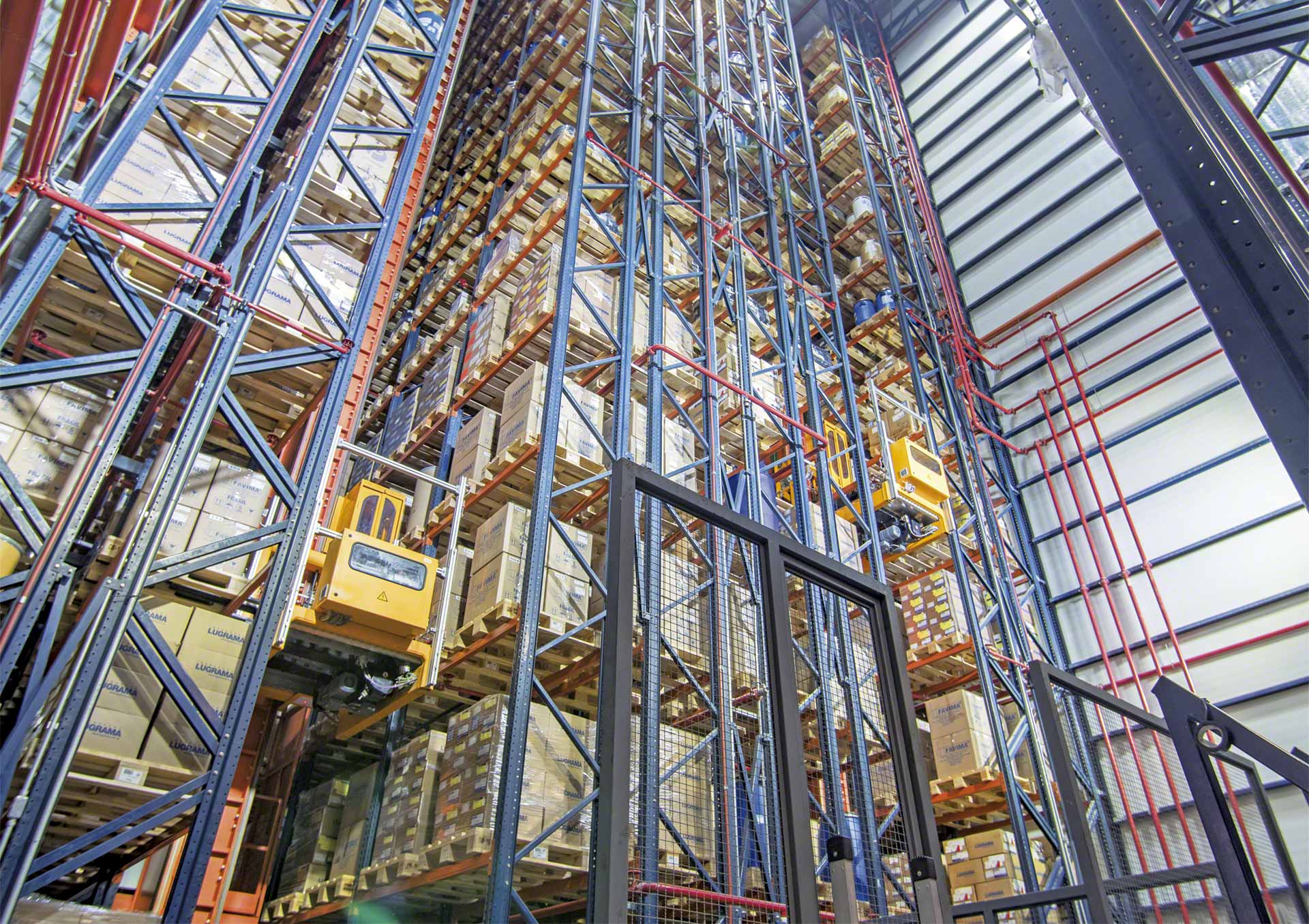 Différents modèles de transstockeurs peuvent être installés dans l'entrepôt Différents modèles de transstockeurs peuvent être installés dans l'entrepôt