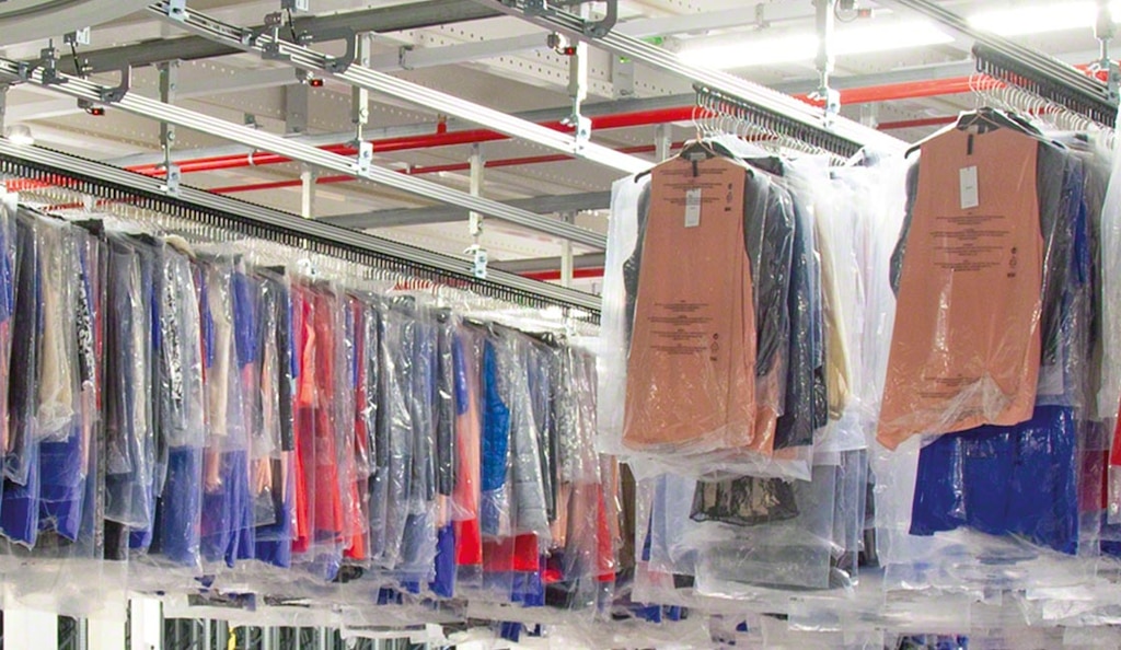 Mecalux a conçu une solution logistique dans l’entrepôt de Motoblouz.com où sont stockés plus de 26 000 cintres