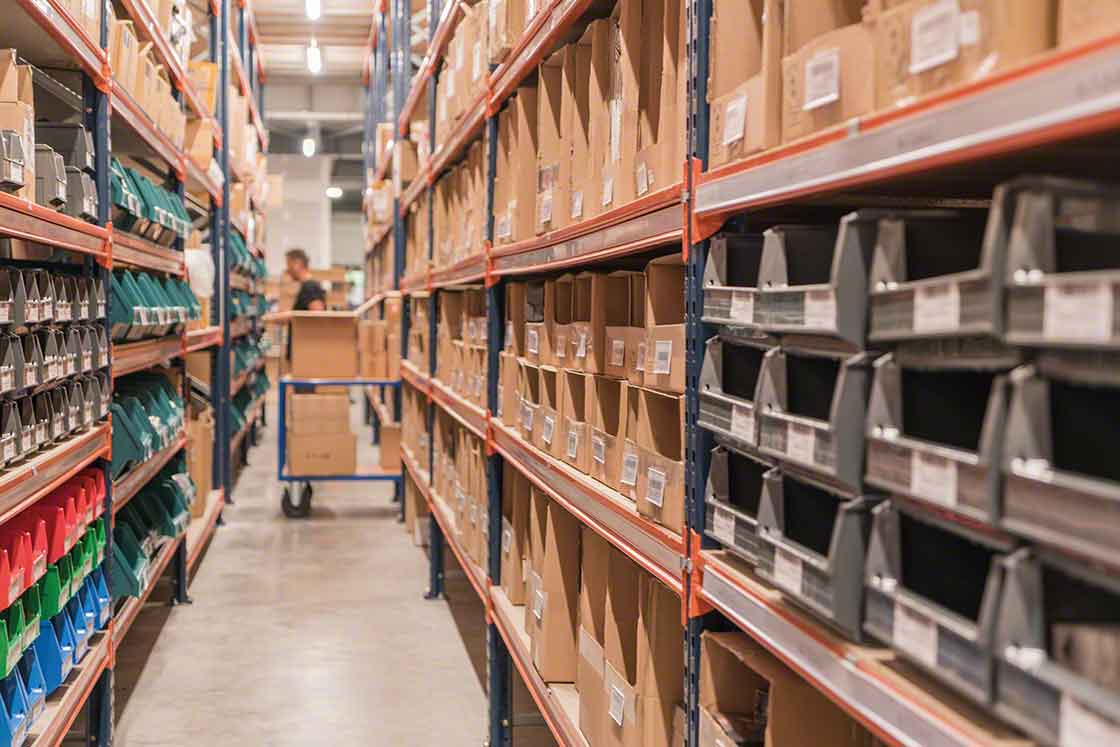 L'objectif du réapprovisionnement des stocks est d'éviter que l'opérateur se déplace pour aller chercher un produit et qu'il se retrouve face à un rayonnage vide. L'objectif du réapprovisionnement des stocks est d'éviter que l'opérateur se déplace pour aller chercher un produit et qu'il se retrouve face à un rayonnage vide.