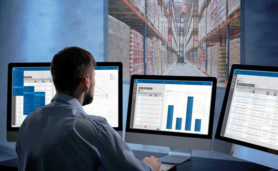 Un opérateur logistique contrôle ses stocks grâce à un logiciel de gestion d’entrepôt, conçu pour la stratégie omnicanale logistique. Un opérateur logistique contrôle ses stocks grâce à un logiciel de gestion d’entrepôt, conçu pour la stratégie omnicanale logistique.